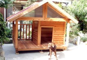 デッキと犬小屋が一体になったコンパクトでお洒落な犬小屋です。